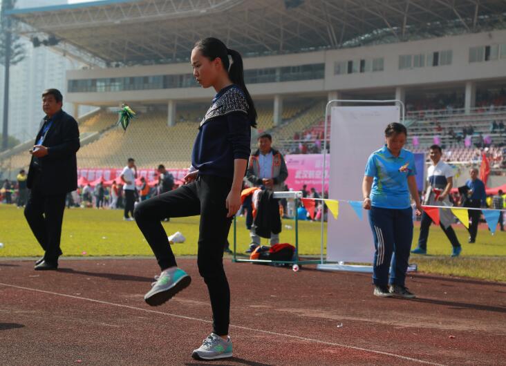 40踢毽子運動隨性便利.jpg